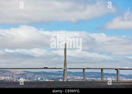 L'Europa, Portogallo, Lisbona, Parque das Nacoes, la vista del ponte Vasco da Gama oltre il fiume Tago Foto Stock