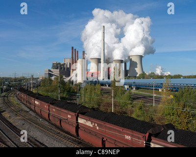 Treno che trasportano carbone marrone a Neurath Coal Fired power station in Renania settentrionale-Vestfalia in Germania Foto Stock