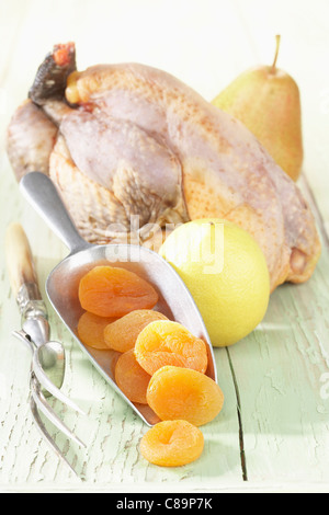 Ingredienti per arrosto di faraona alla pera, mela cotogna e albicocche secche Foto Stock