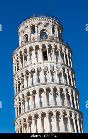 L'Italia, Toscana, Pisa, Vista della Torre pendente contro il cielo blu Foto Stock