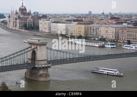 Danube riverside vedute a Szechenyi lanchid il ponte delle catene Budapest Ungheria Europa Foto Stock