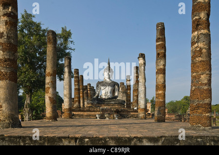 Thailandia, Sukothai, Vista del vecchio tempio con la statua di Buddha Foto Stock