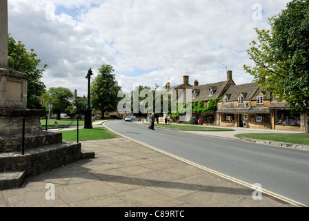 Strada principale del villaggio di Broadway si trova al di sotto della collina di pesce sulla western Cotswold. Foto Stock
