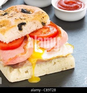 Uovo Focaccia Sandwich, con il tuorlo d'uovo Foto Stock
