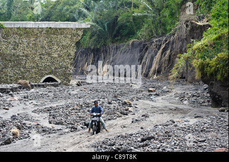 Ponte stradale danneggiato dal lahar flussi di fango, Gunung Merapi, Umbolharjo, Java, Indonesia. Foto Stock