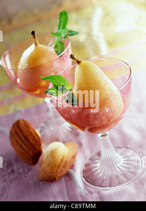 Pere cotto in champagne con granita di vino Foto Stock