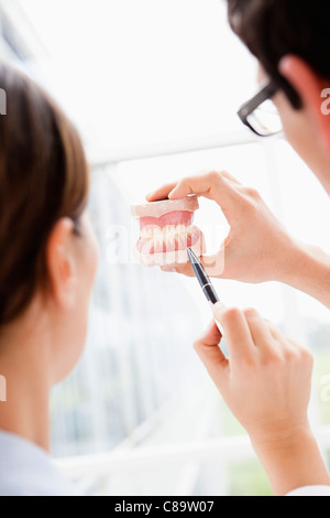 In Germania, in Baviera, Diessen am Ammersee, due giovani medici esaminando le dentiere Foto Stock