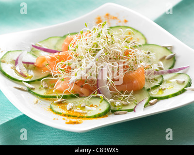 Insalata fresca con salmone affumicato e alfafa Foto Stock