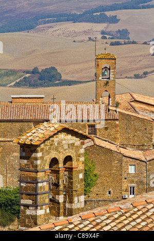 Chiesa di torri e tetti di Montalcino, Toscana, Italia Foto Stock