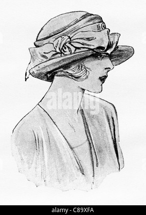 Illustrazione Moda circa 1922. Nuovo aderente a tirare su un feltro hat rifinito con un nastro di grandi dimensioni. Foto Stock