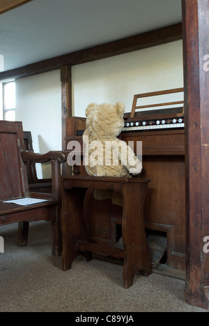 Orsacchiotto di peluche a St Mary's Chapel, Capel y Ffin, Powys, Wales UK Foto Stock