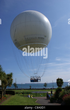 Torquay palloncino HiFlyer salendo in alto sopra la città e la baia Foto Stock