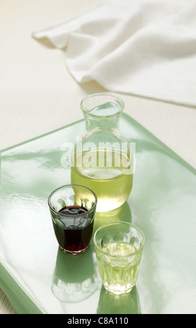 Vino bianco in bicchieri e una caraffa Foto Stock