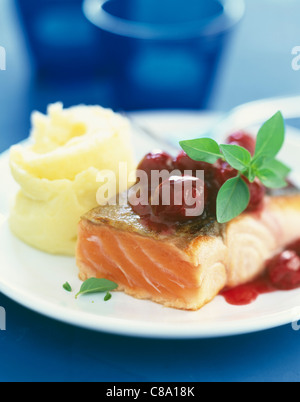 Spessore pezzo di salmone con salsa alle ciliegie e purè di patate Foto Stock