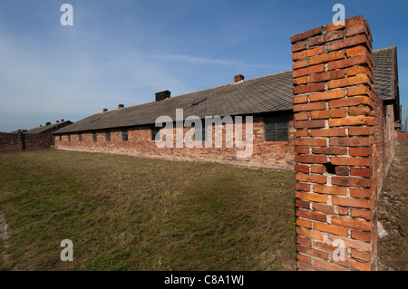 Auschwitz II - Birkenau concentrazione e sterminio camp, Oswiceim, Polonia. Colpo esterno dei detenuti la caserma dei Foto Stock