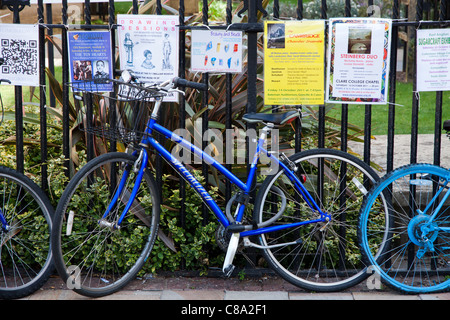 Incatenati studente di biciclette in Cambridge City Centre Foto Stock