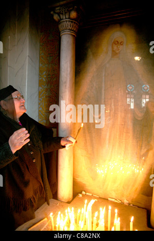 Donna con apparizione della Vergine Maria nostra Signora di Zeitoun copta chiesa cristiana, il Cairo, Egitto Foto Stock