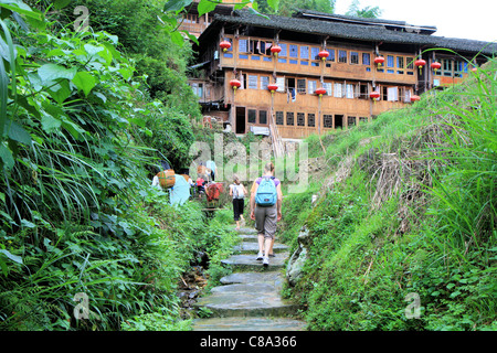 Persone che camminano in Ping an village, Cina Foto Stock