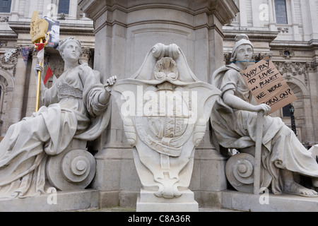 L'occupare Londra protesta entra nella terza giornata con la impostazione di una tenda nella città di San Paolo sagrato, al di sotto della famosa cattedrale della città di Londra, capitale del distretto finanziario. Sulle statue in stile vittoriano che sito al di sotto di un invisibile la regina Victoria, l'anti-capitalista messaggi sono chiari. Foto Stock