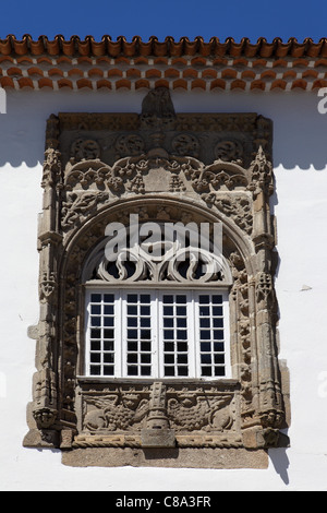 Decorati in stile manuelino finestra a casa Coimbras (la " Casa dos Coimbras') a Braga, Portogallo. Foto Stock