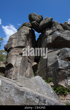 Per gli amanti del salto camino ad Brimham Rocks sopra Nidderdale nello Yorkshire. Questi affioramenti gritstone sono popolari con arrampicatori. Foto Stock
