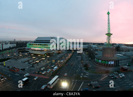 ICC con torre della radio in Berlin-Charlottenburg, Germania Foto Stock