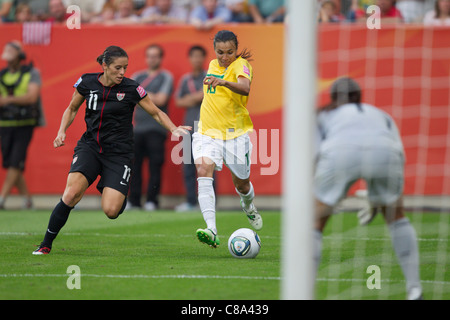 Marta del Brasile (R) aziona la sfera contro Alex Krieger degli Stati Uniti (L) durante una Coppa del Mondo Donne quarterfinal match. Foto Stock