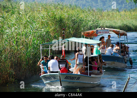 AKYAKA, Turchia. Imbarcazioni da diporto di prendere i turisti fino il fiume Azmak nel Gokova Conservation Area. 2011. Foto Stock