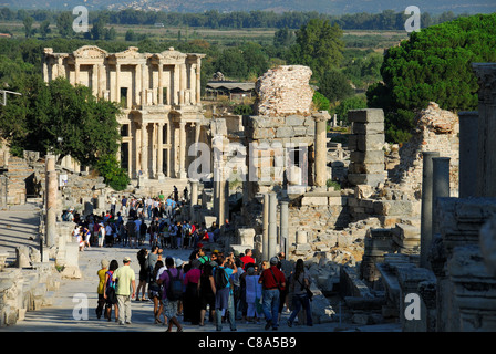 Efeso (EFES), Turchia. Una vista verso il basso Curetes modo per la biblioteca di Celsus Polemaeanus. 2011. Foto Stock