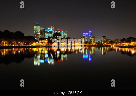 Canary Wharf skyline, accesa durante la notte, dal Surrey Quays nei Docklands di Londra, Regno Unito Foto Stock