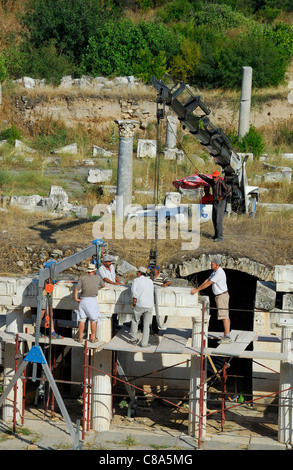 AFRODISIAS, Turchia. Restauro e ricostruzione essendo effettuata sul palco dell'antico anfiteatro. 2011. Foto Stock