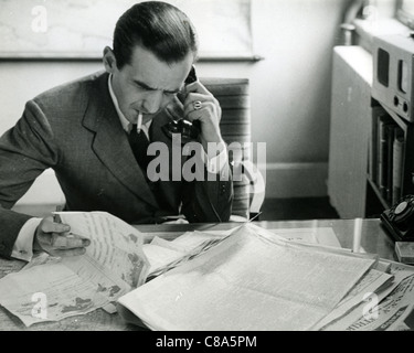 EDWARD R. MURROW (1908-1965) giornalista americano delle emittenti di radio di CBS da Londra in 1940 Foto Stock