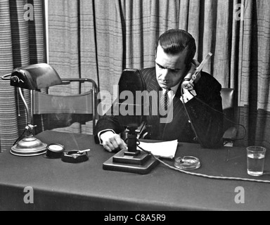 EDWARD R. MURROW (1908-1965) giornalista americano delle emittenti di radio di CBS da Londra in 1940 Foto Stock
