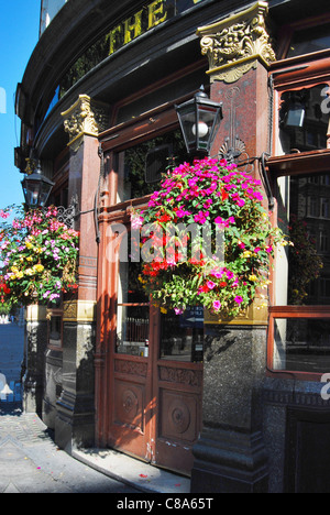 Fiore coloratissimo-cestelli appesi al di fuori del viadotto taverna pub vicino al Old Bailey in una giornata di sole a Londra, Inghilterra. Foto Stock