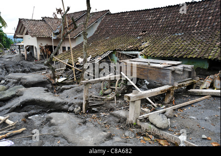 Una casa gravemente danneggiata da un lahar flusso di fango nel marzo 2011, Sirahan, Magelang, Yogyakarta, Java, Indonesia. Foto Stock