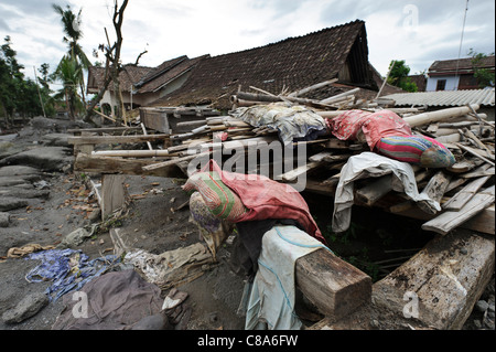 Una casa gravemente danneggiata da un lahar flusso di fango nel marzo 2011, Sirahan, Magelang, Yogyakarta, Java, Indonesia. Foto Stock