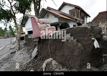 Una casa gravemente danneggiata da un lahar flusso di fango nel marzo 2011, Sirahan, Magelang, Yogyakarta, Java, Indonesia. Foto Stock