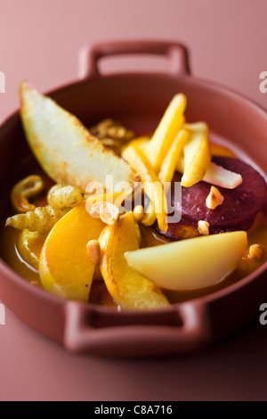 Piccola casseruola cinese di carciofi,apple,la barbabietola e nocciole Foto Stock