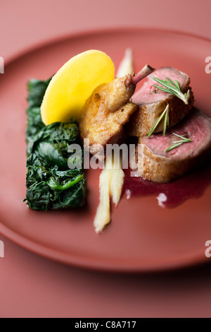 Arrosto di faraona con spinaci Foto Stock