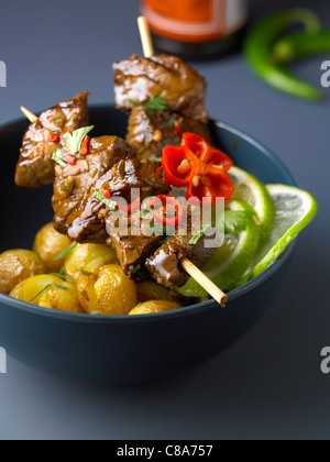 In stile thailandese marinato spiedini di carne con patate Grenaille Foto Stock