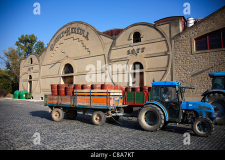 Lopez de Heredia Trattore con botti di uva a Vina Tondonia Bodega cantine, in Haro La Rioja Spagna 110564 Spagna Foto Stock