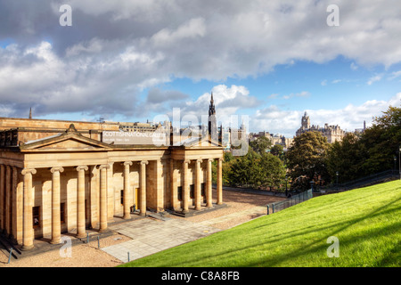 Edimburgo, Scozia, esterna di Scottish National Gallery e Monumento Scott city scape Foto Stock