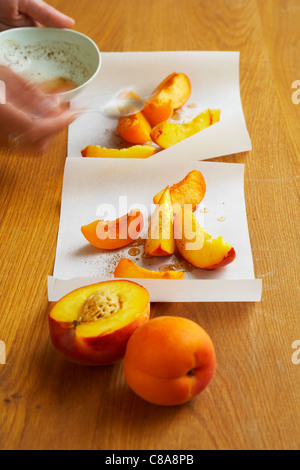 Le pesche e le albicocche cotte in carta oleata Foto Stock