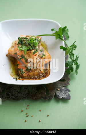 Due pezzi di salmone con fresco e secco coriandolo Foto Stock