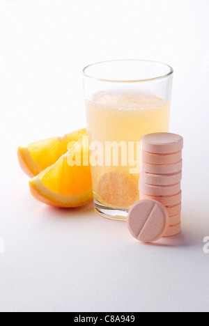 Compressa effervescente di vitamina C in un bicchiere di acqua Foto Stock