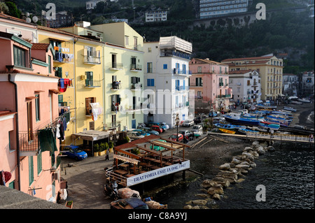 Marina Grande villaggio di pescatori è un mondo senza tempo con i suoi ritmi e le sue tradizioni. Minuscolo case colorate, la pesca tradizionale.. Foto Stock