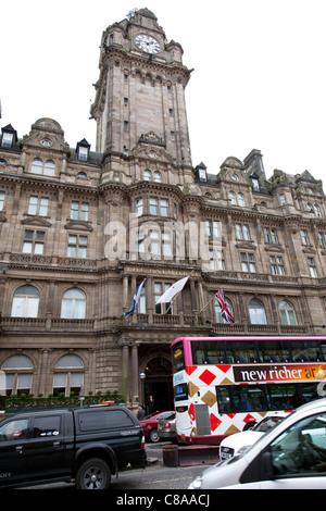 Il lusso di Balmoral Rocco Forte Hotels " Alloggio a cinque stelle di Edimburgo, Scozia, bandiere & clock tower Foto Stock