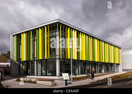 Royal Holloway University Moore edificio mostrando esterno colorato louvres Foto Stock