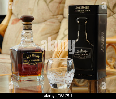 Jack Daniels canna singola whiskey e contenitore seduto sul tavolo di vetro Foto Stock