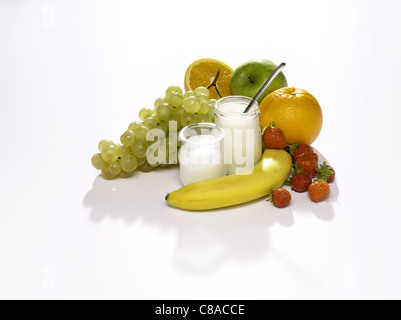 Plain yogurt con frutta fresca Foto Stock